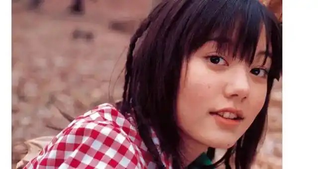 《头文字d》中,夏树扮演者是:铃木杏.