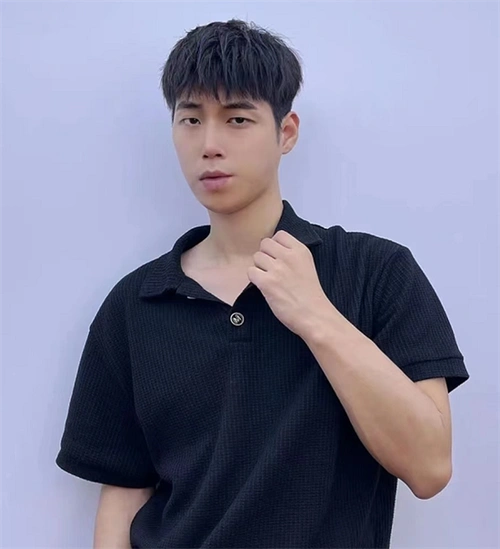 锅盖头容易显得整体呆板不自然又显脸大,碎盖头纹理感强,柔和自然