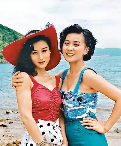 当初利智和刘嘉玲合作了一部电影,原本观众们都是奔着港圈大美女