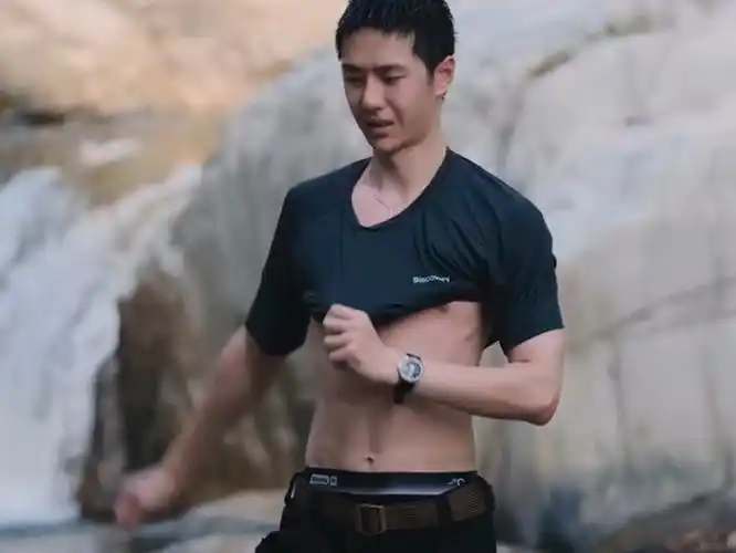 野游王一博 腹肌啊给 探索新境