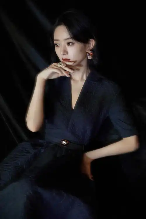 原创赵丽颖黑色束腰长裙出镜姿态优雅从容复古格调恣意横生