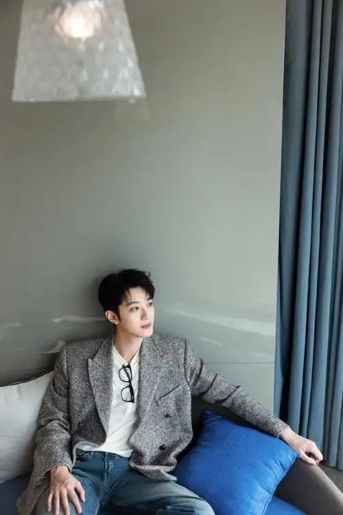 赖冠霖学长风造型释出,白净帅气,秋日男友的感觉