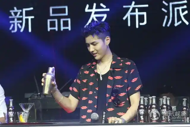 吴亦凡化身魅力调酒师络腮胡造型颠覆大