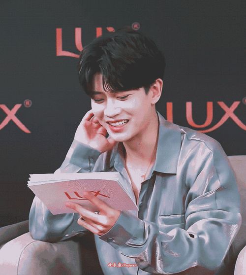 嘉人们,一人一句96屁,互动一下是爱舔嘴唇的小可爱超咪啊～@任嘉伦