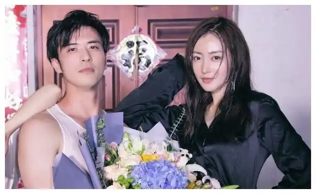 张天爱徐开骋恋情再添锤!男方在她家门口寄快递,打扮随意好居家