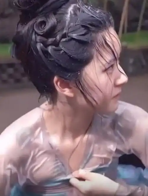 赵露思亲自拍落水戏ng多次妆容全花这敬业程度令人敬佩