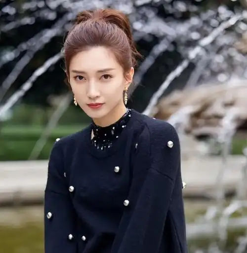 8月15日,36岁的江疏影引发热议!颜值高的人什么发型都能驾驭!