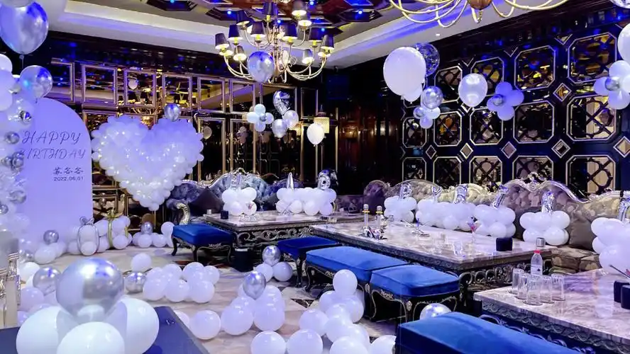 银白色系ktv包厢生日布置