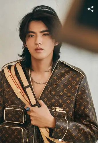 吴亦凡长发潇洒随性表现力足