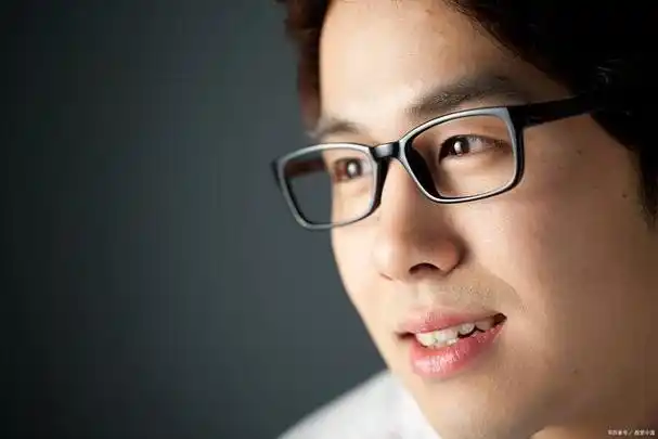 从眼镜款式中读懂中年男性的个性和生活态度
