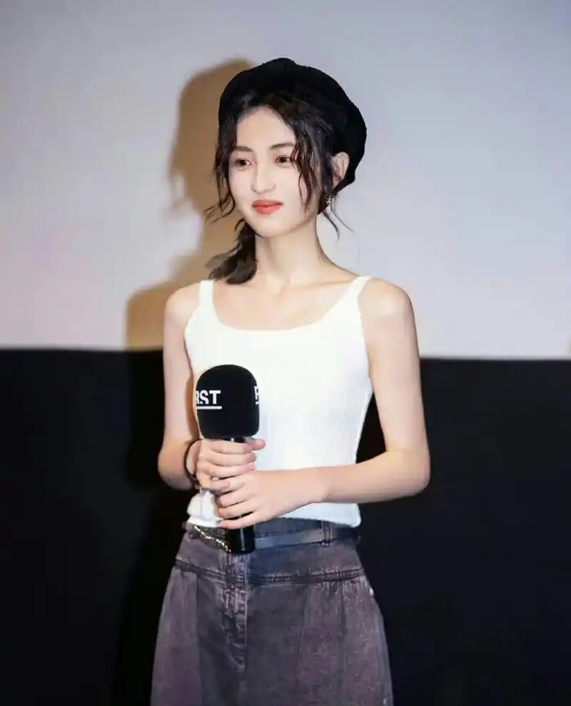 张子枫瘦好多! 妥妥天鹅颈,直角肩,衣品也上升不少.