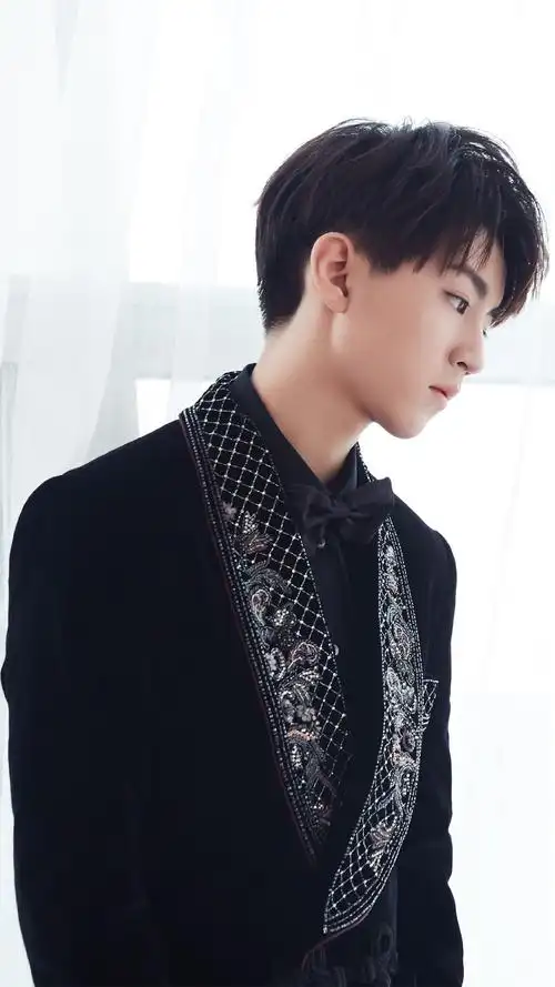 王俊凯黑色西服帅气写真高清手机壁纸