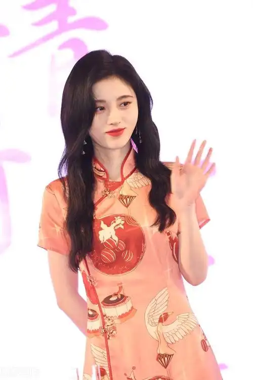 鞠婧祎一袭橙色皮袍出席活动,港式妩媚浓眉大眼超亮丽