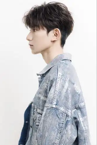 侧脸好看的男星非要挑出个最那我选易烊千玺你也来试试