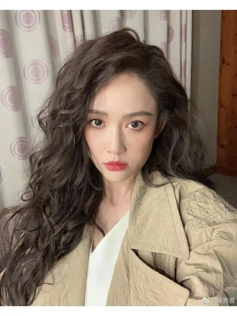 陈乔恩[心]大波浪发型,美了,美了[鲜花][鲜花][鲜花]