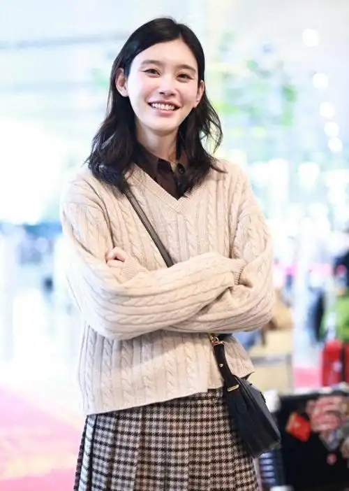 奚梦瑶现身上海机场身着毛衣百褶裙简约清新