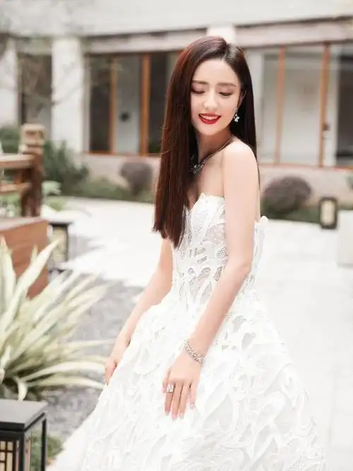 佟丽娅穿白色礼服身材纤细气质迷人