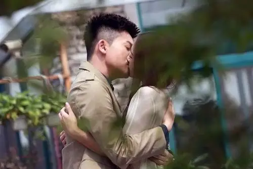 秦岚苏有朋热吻.