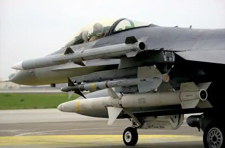 f-16战斗机挂载的aim-120空对空导弹