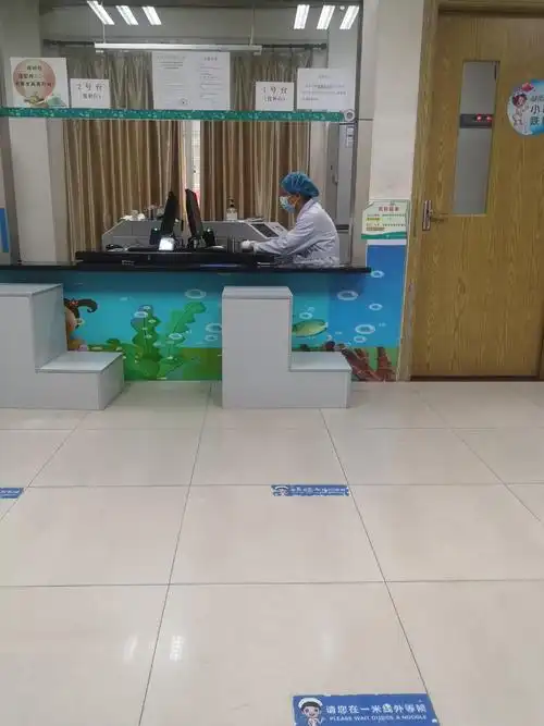 医院排队指南,一米线?(朋友圈看到师妹发)