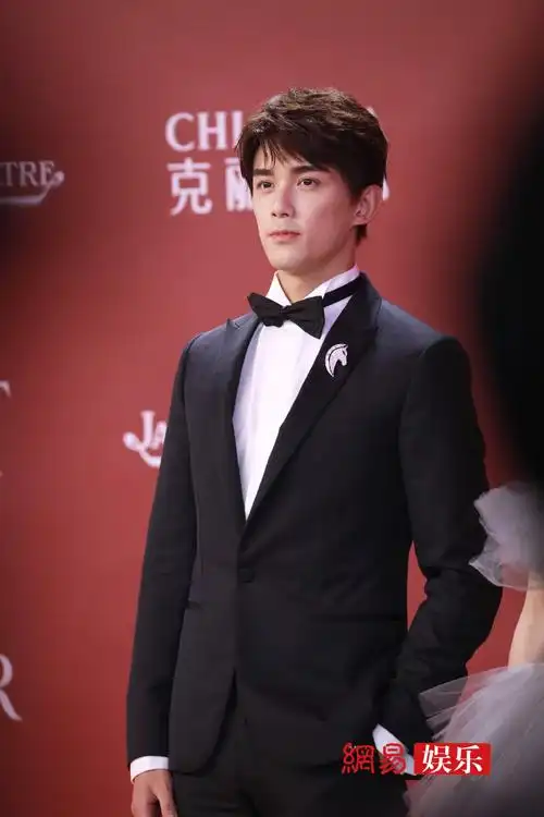 吴磊穿黑西装高大挺拔五官立体眼里有光