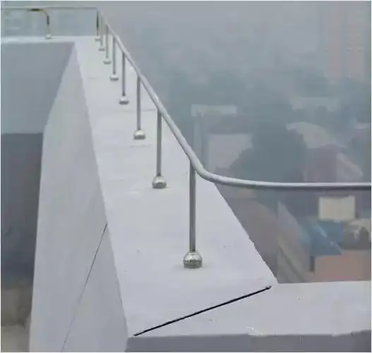 冷却水塔,电视天线等,这些部位的金属导体都必须与避雷网焊接成一体