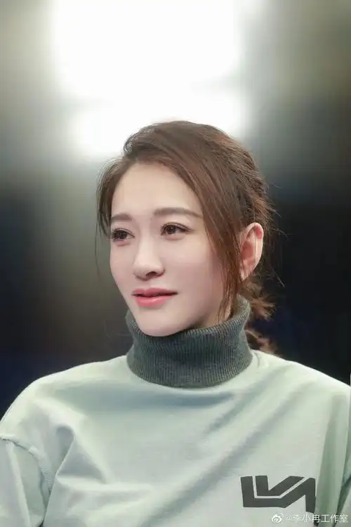 哭:李小冉不当护肤博主,都对不起43岁的她自己 - cosmedna