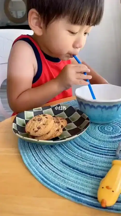 喜欢用吸管喝牛奶05的宝宝