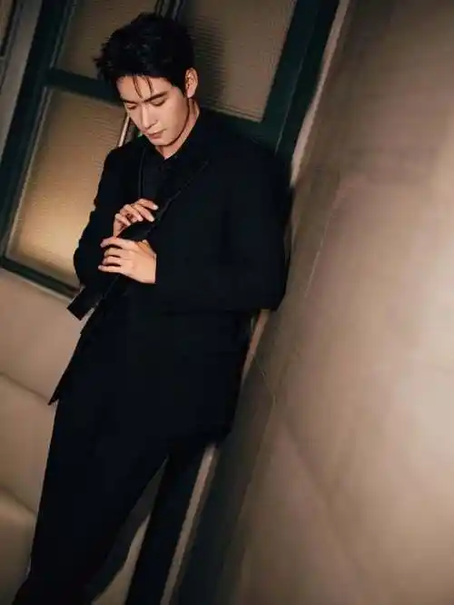 陈星旭足足有186公分,非常挺拔,穿上西装简直把「渣苏感」表现得淋漓