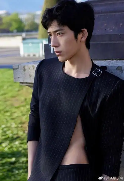 井柏然的腹肌偷偷藏不住##井柏然状态