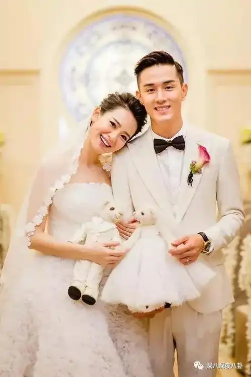 大s和汪小菲是在安以轩的生日会上认识的,俩人