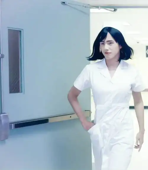 刘昊然说唐探穿女装不自信,细腰长腿被夸好看,网友:风流俏护士