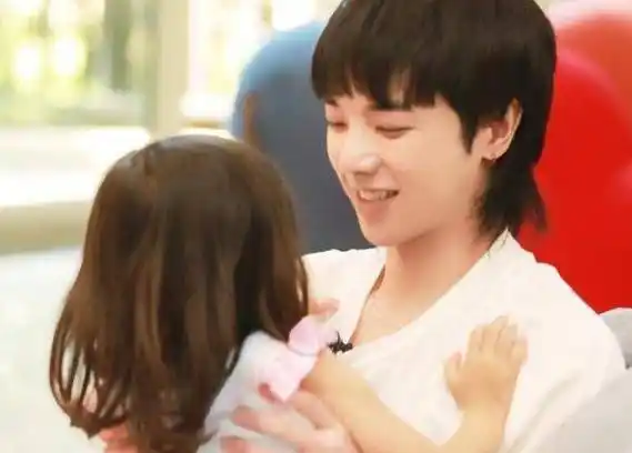 华晨宇抱娃被拍,孩子被打扮成"小公主",正脸出镜像极了张碧晨_花花_小