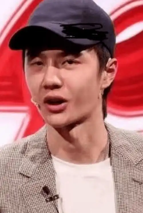 王一博颜值也"崩"了?满脸浮肿皮肤粗糙,离开滤镜连路人都不如_搜鲜网