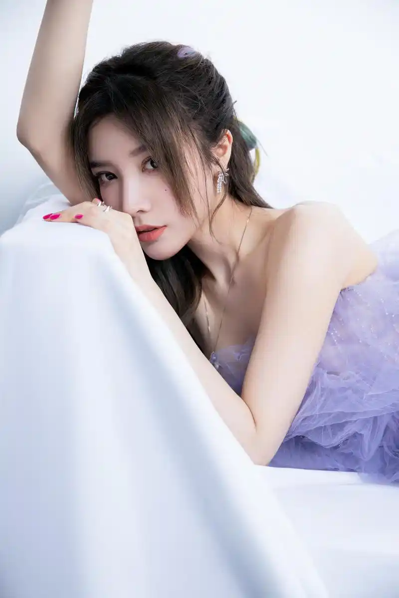 戴燕妮写真,一袭紫色纱裙,神秘优雅,性感迷人