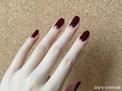 这 款超显手白的指甲油,就是要!秋!天!涂!