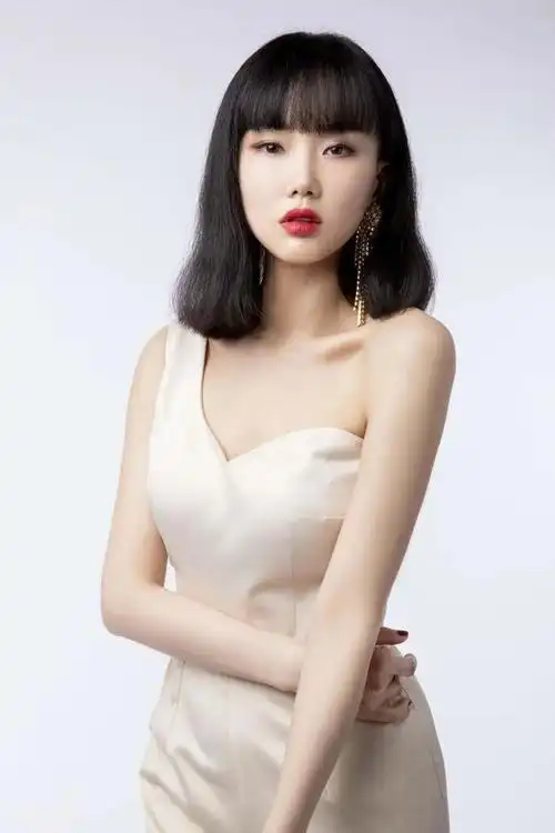 被粉丝们称作"转音歌姬",而后的几年里,黄龄又发表了《惊鸿一面》