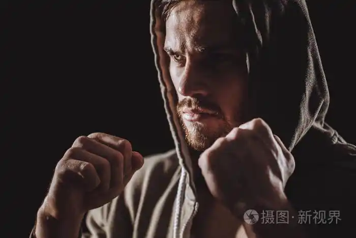 关闭侧面视图男性运动员的照片与强硬的外观