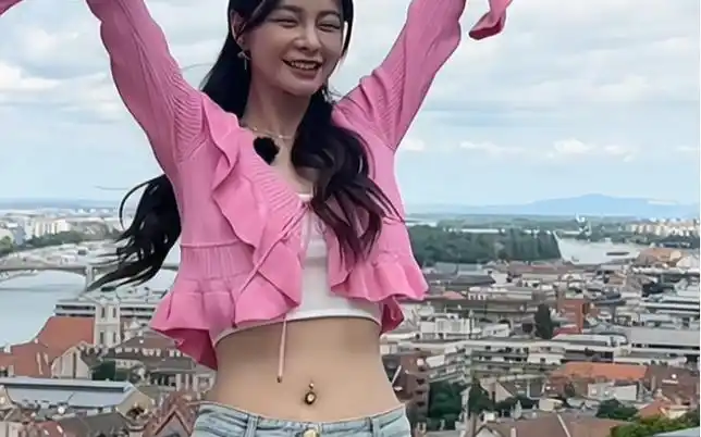 沈梦辰打脐钉惹争议 有网友觉得肚脐上打脐钉不好看,也有网友觉得