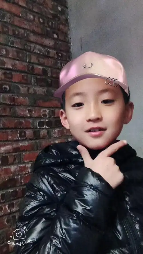 爱自拍的小男生