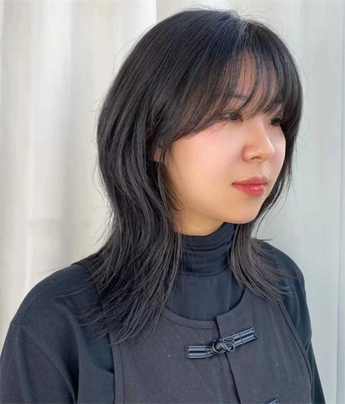 中分刘海狼尾发,这一刘海更贴合额头饱满的女生,像