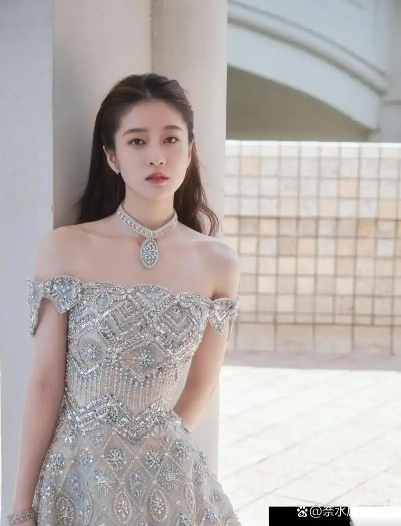 张雪迎演绎宫廷风裙装