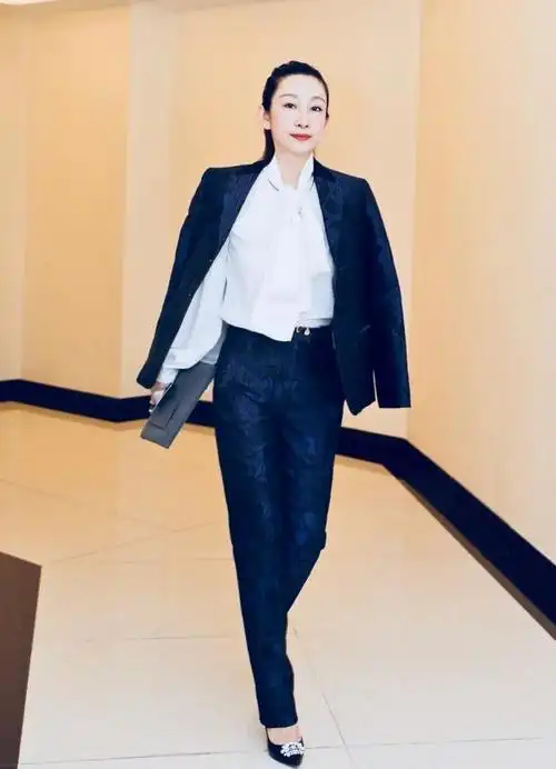 秦海璐彻底颠覆自我,穿亮片西装把舞台当成夜店,新发型太有个性