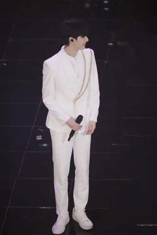 严浩翔超话73#摘星少年致敬中国航天#他的造访是凛冽过境.