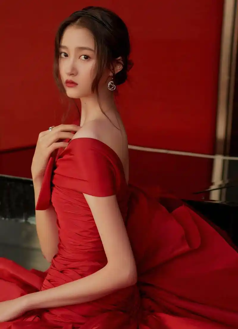 关晓彤选对衣服就是美!穿红裙"顾后不顾前",优雅又大气