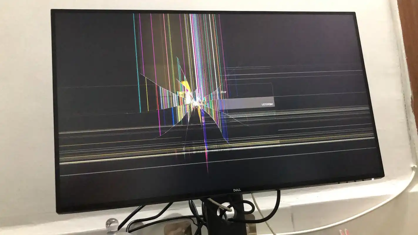 三千多的戴尔显示屏撞花屏了 刚买几个月的显示屏,碎屏不在维保范围