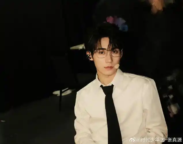 张真源冷脸霸总##张真源银框透明眼镜