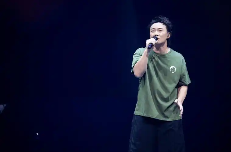 eason陈奕迅第9唱演唱会惊艳开唱,与粉丝热情互动引尖叫不断_表演