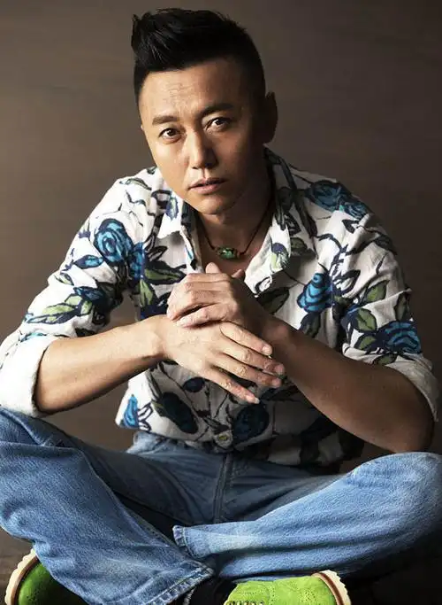 王博饰演阿黄 由林楠执导的烧脑刑侦电视剧《谜砂》正在东方卫视火热