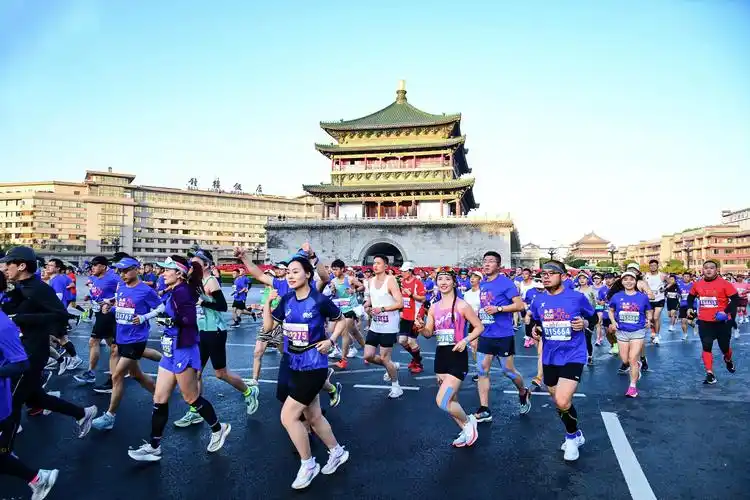 组图如期而至西安马拉松今日鸣枪开跑